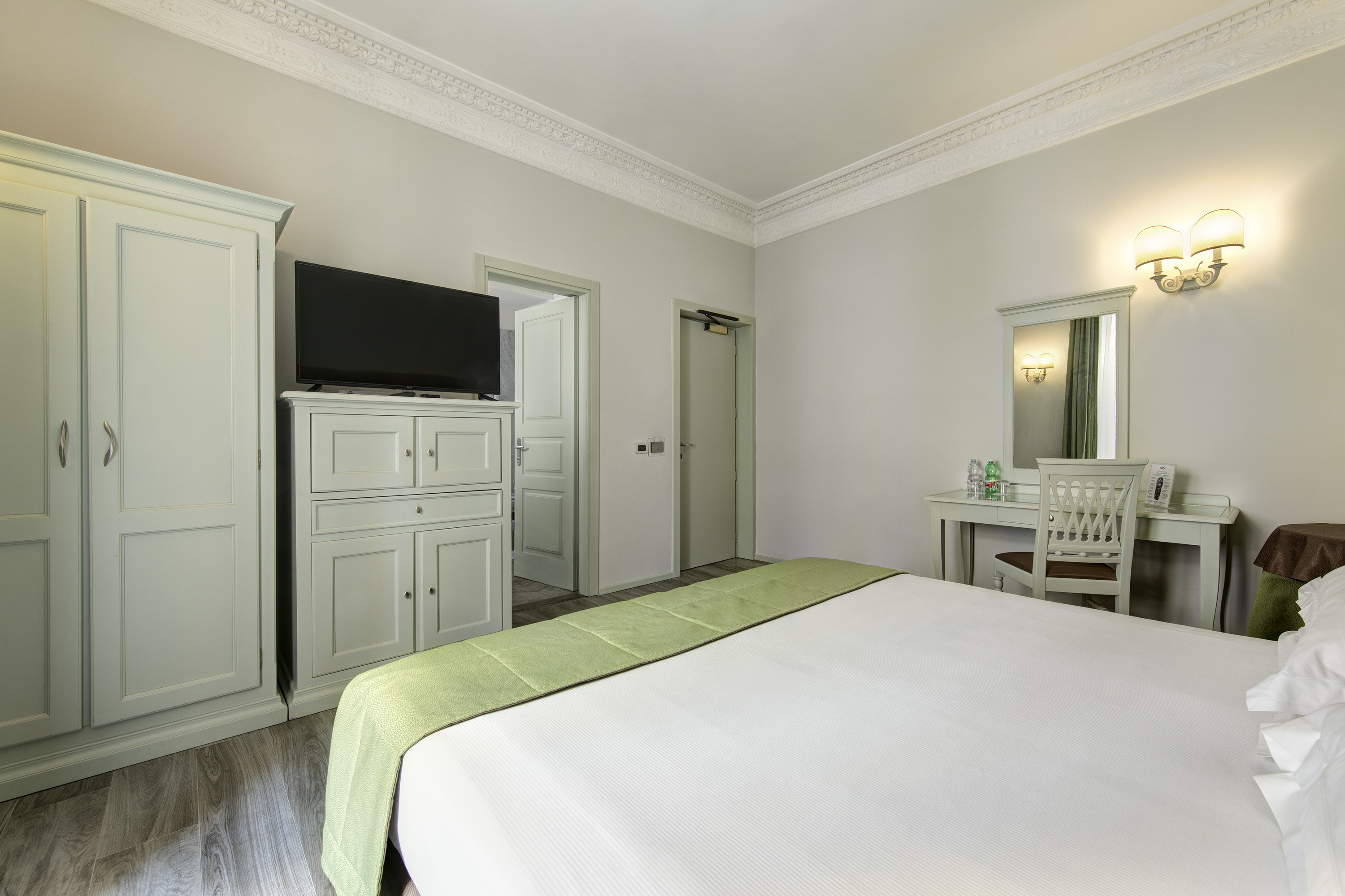BAILEYS HOTEL 18/38