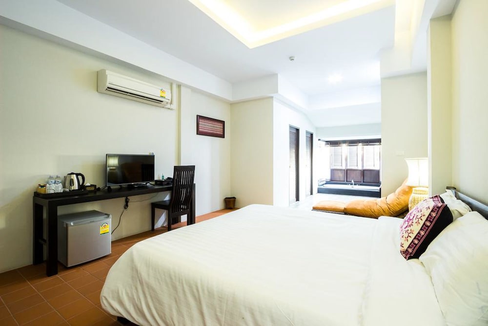 Jamadevi Hotel 8/91
