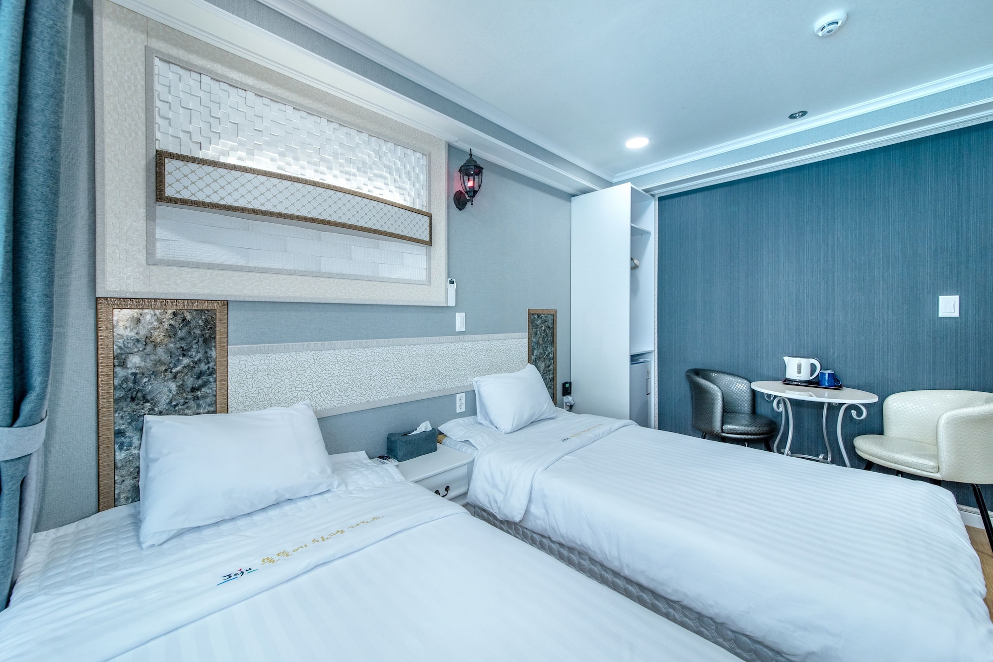 DELUXE, TWIN BEDS