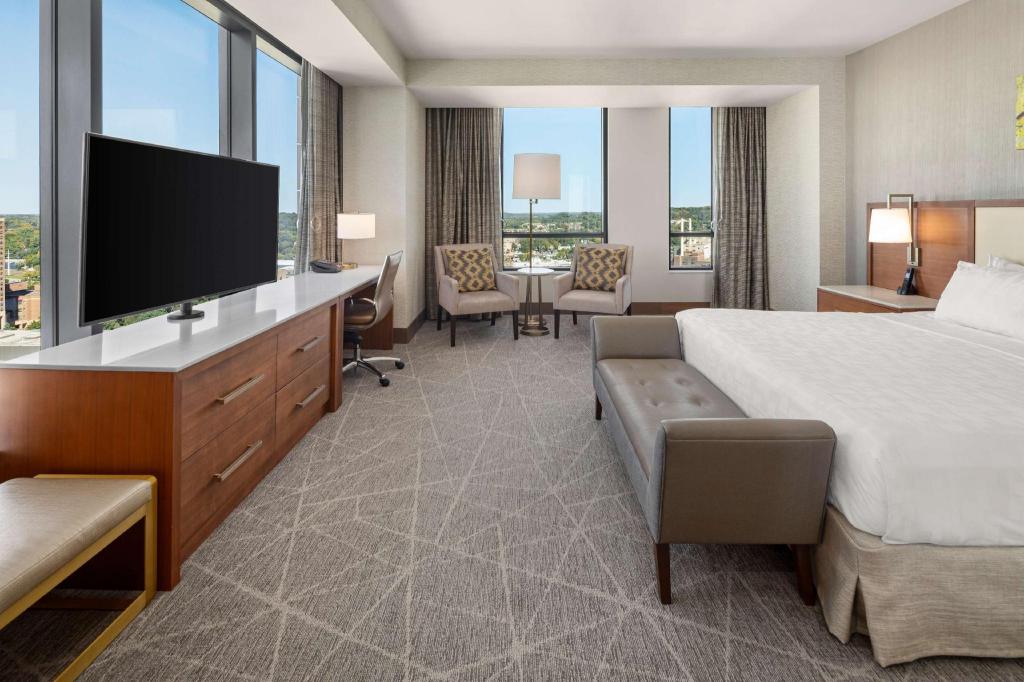 Executive, King Bed, Sofa, Corner, Accessible, Hilton Rochester Mayo Clinic Area 2/4