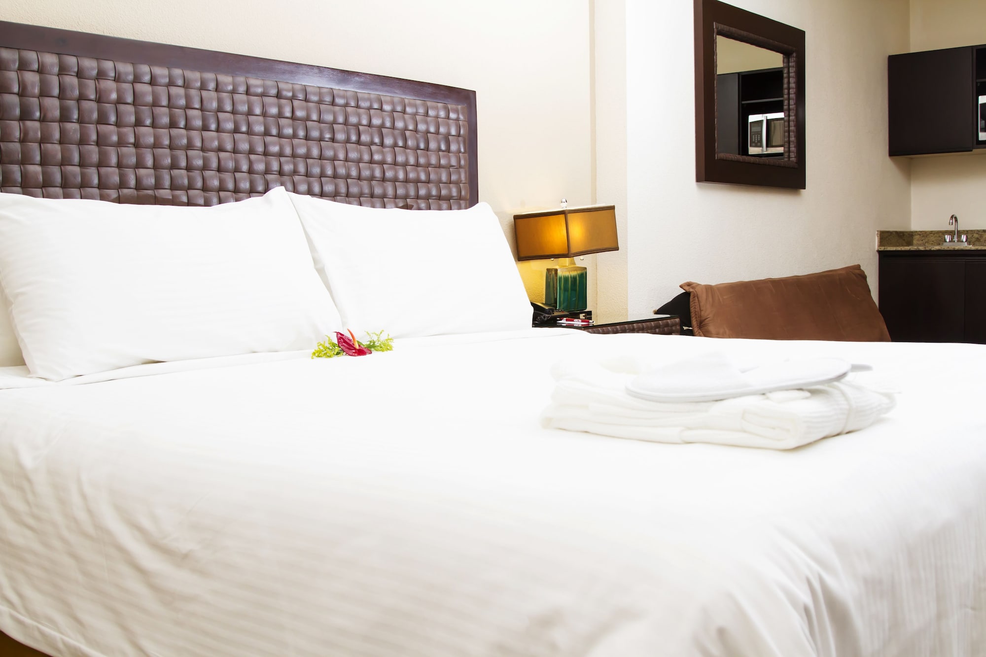 JUNIOR SUITE, KING BED, SOFA