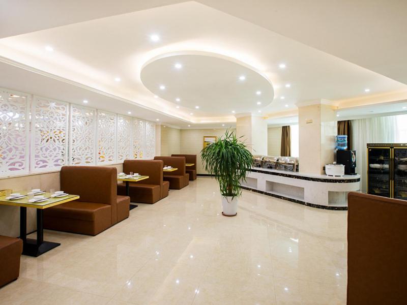Vienna Hotel (Huizhou Railway Station) 27/35