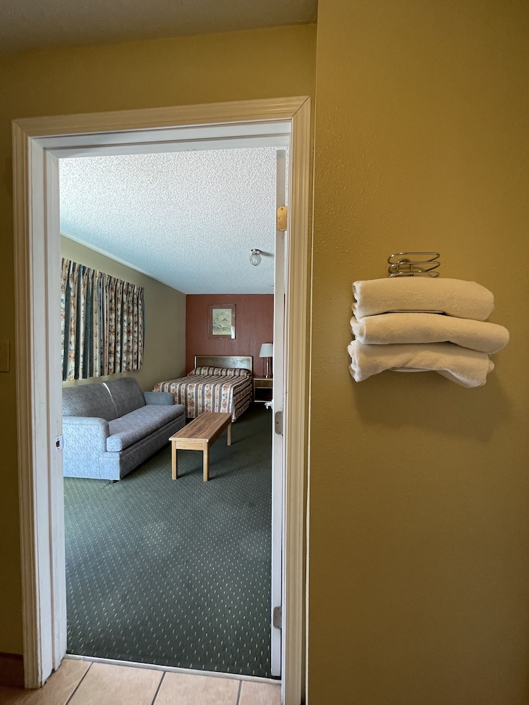 Howard Johnson by Wyndham Ridgecrest, CA 10/63
