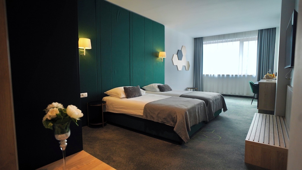 SUPERIOR, DOUBLE OR TWIN BED