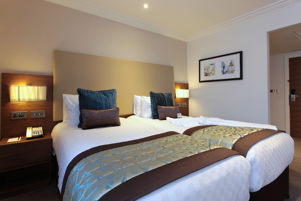 The Marble Arch Hotel, by Thistle 28/83