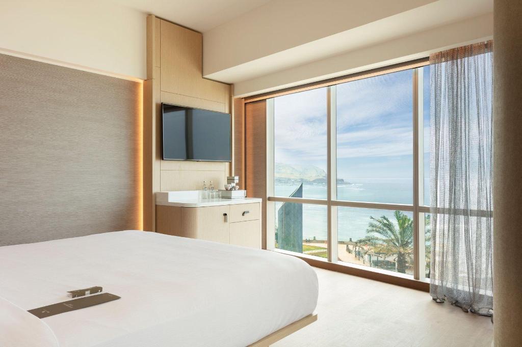 Contemporary, Guest Room, Superior, King Bed, Ocean Front, Corner
