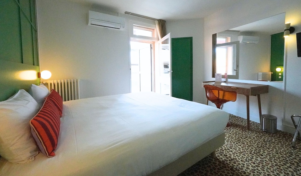Ours Blanc Place Victor Hugo 33/67