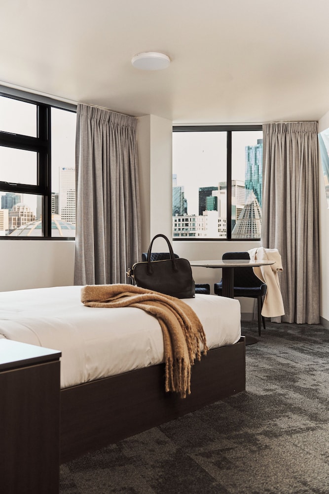 EXECUTIVE, QUEEN BED, CITY VIEW
