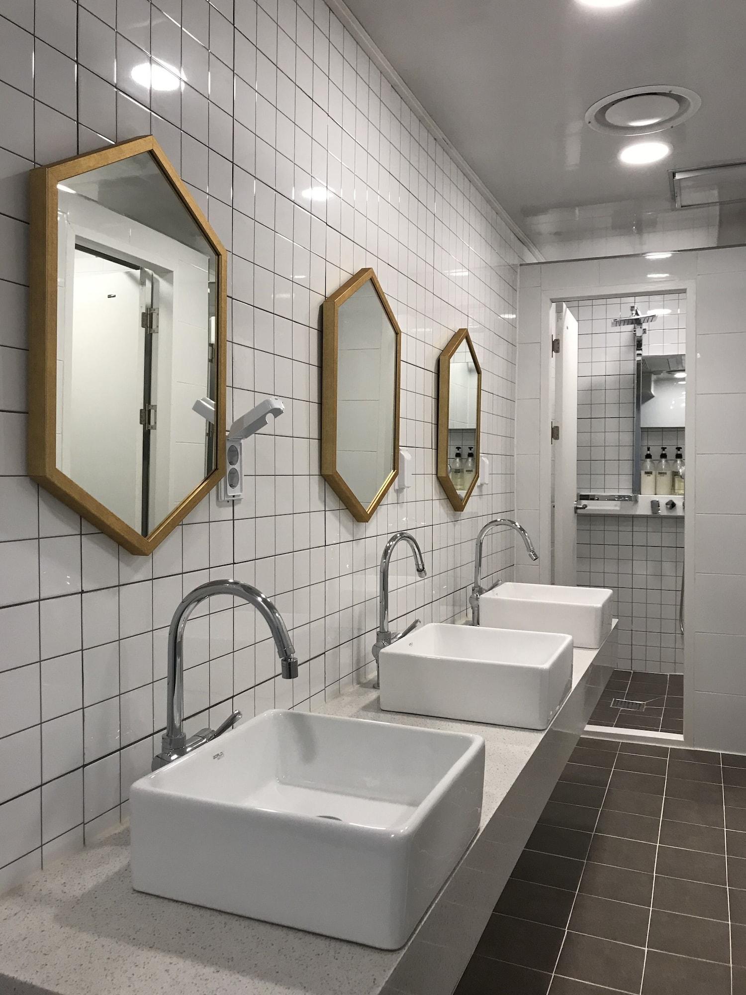 Female Dorm, Female Only, 6 People, Shared Bathroom, No Window