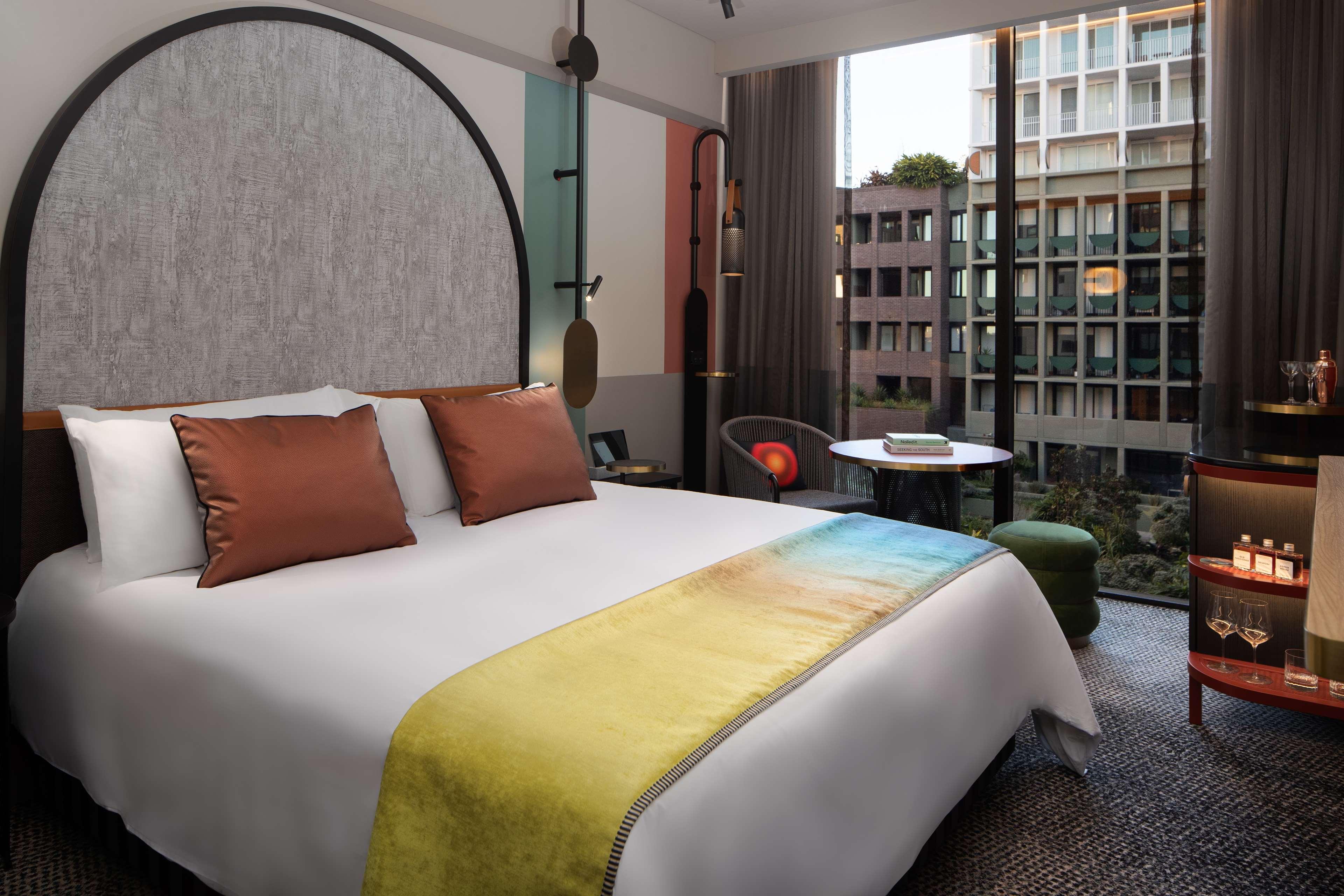 QT, KING BED