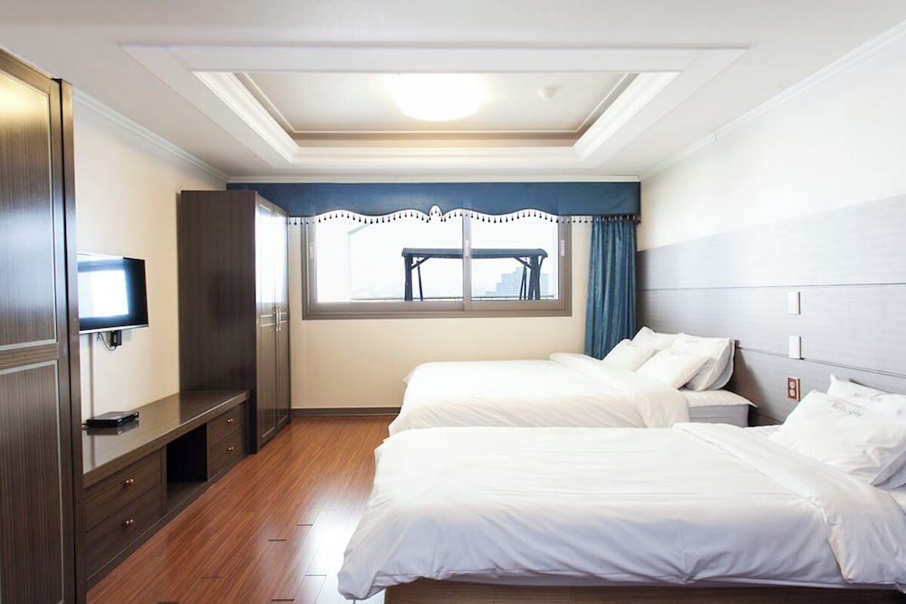Condo, Royal, Suite, 1 Double and 1 Single Bed, 3 Futon Beds