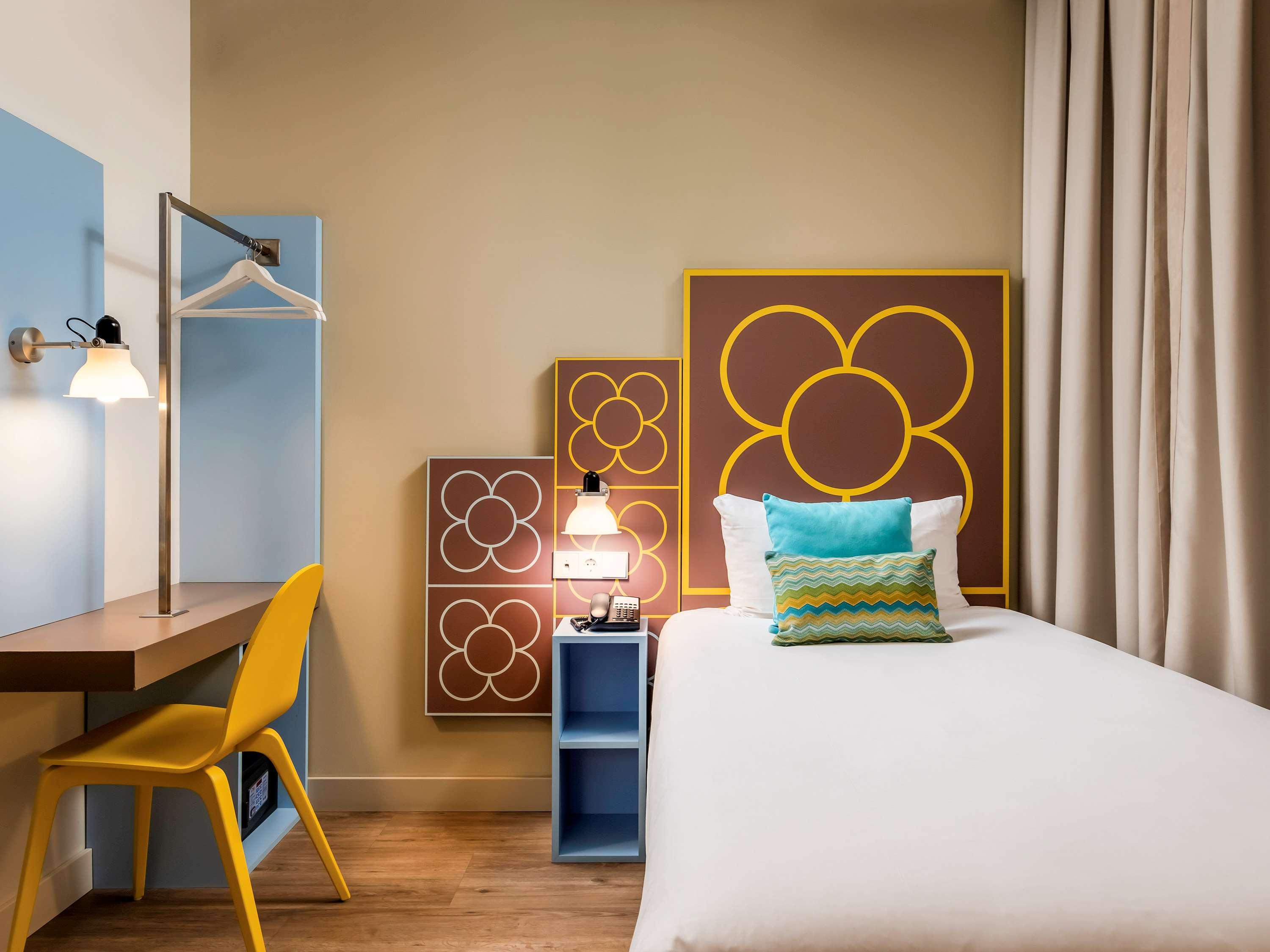 ROOM, SINGLE