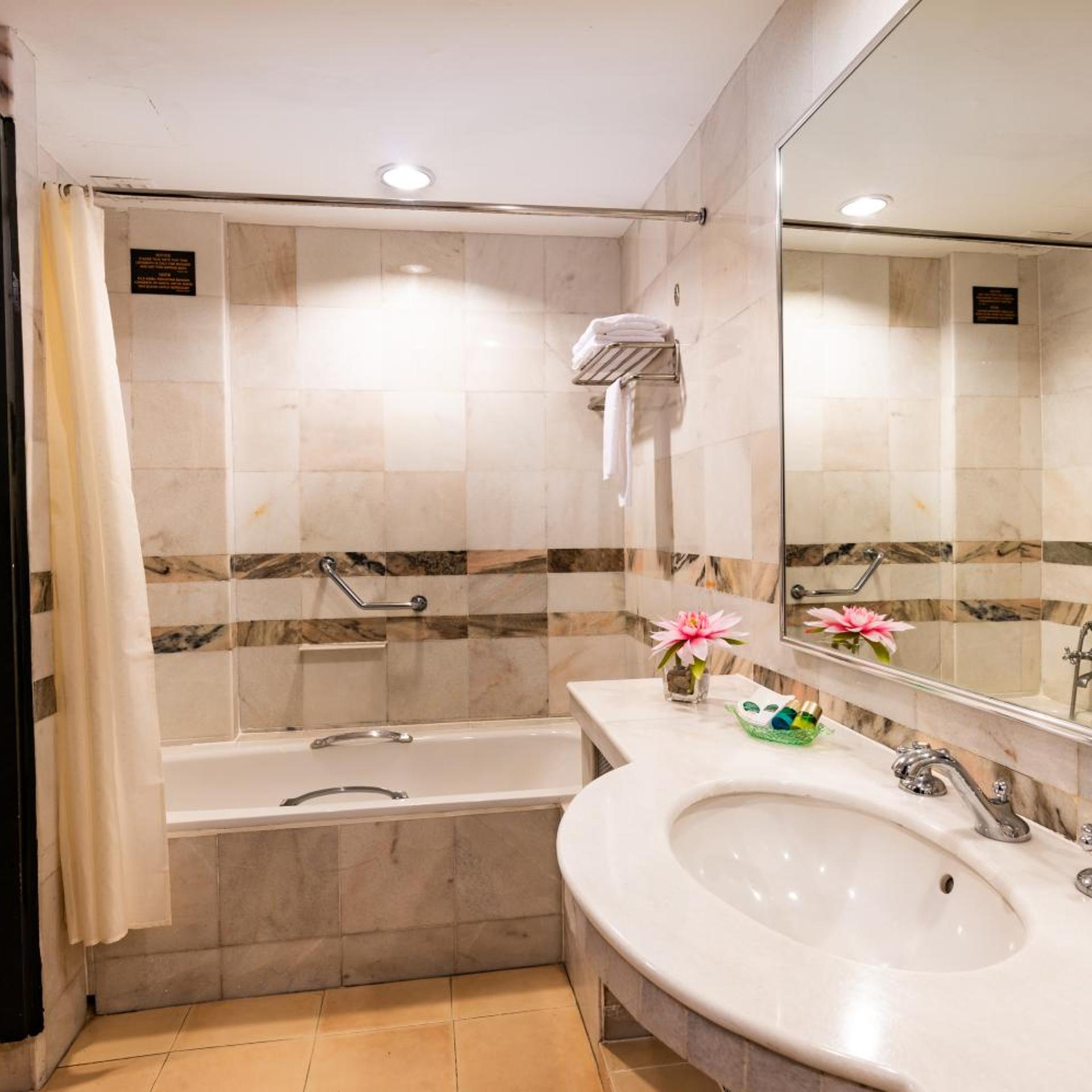 غرفة ديلوكس بسريرين منفصلين بإطلالة على الحديقة، Century Pines Resort 3/3