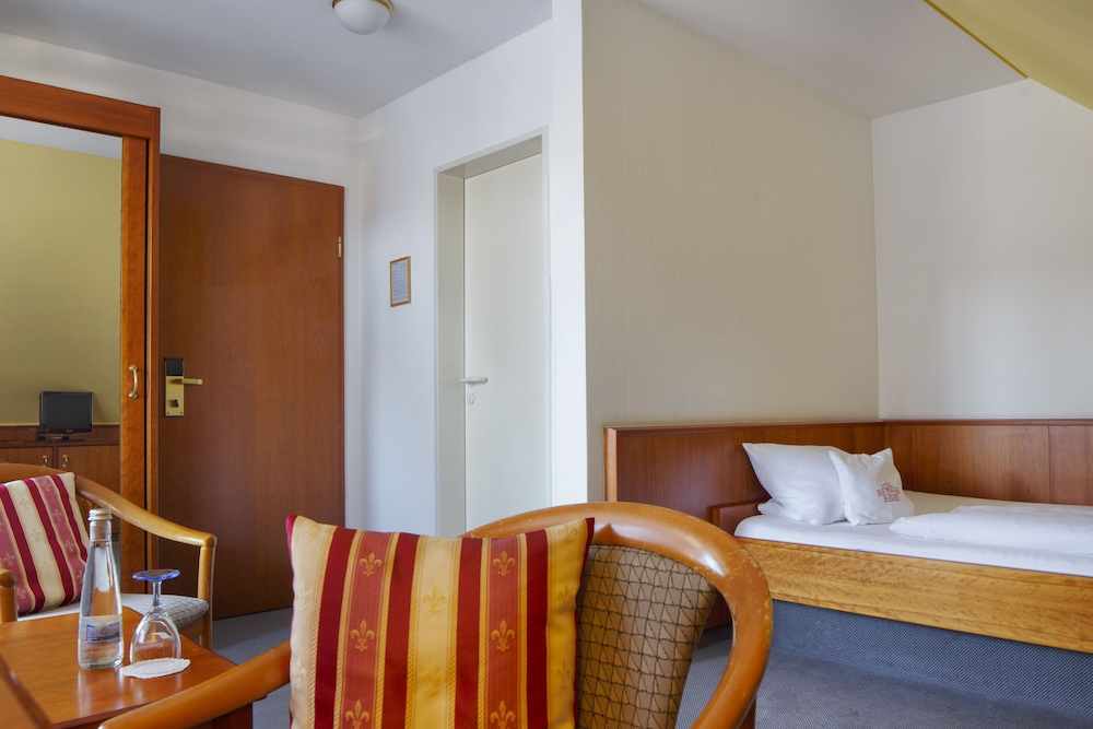 INVITE Hotel Lowen 3/25