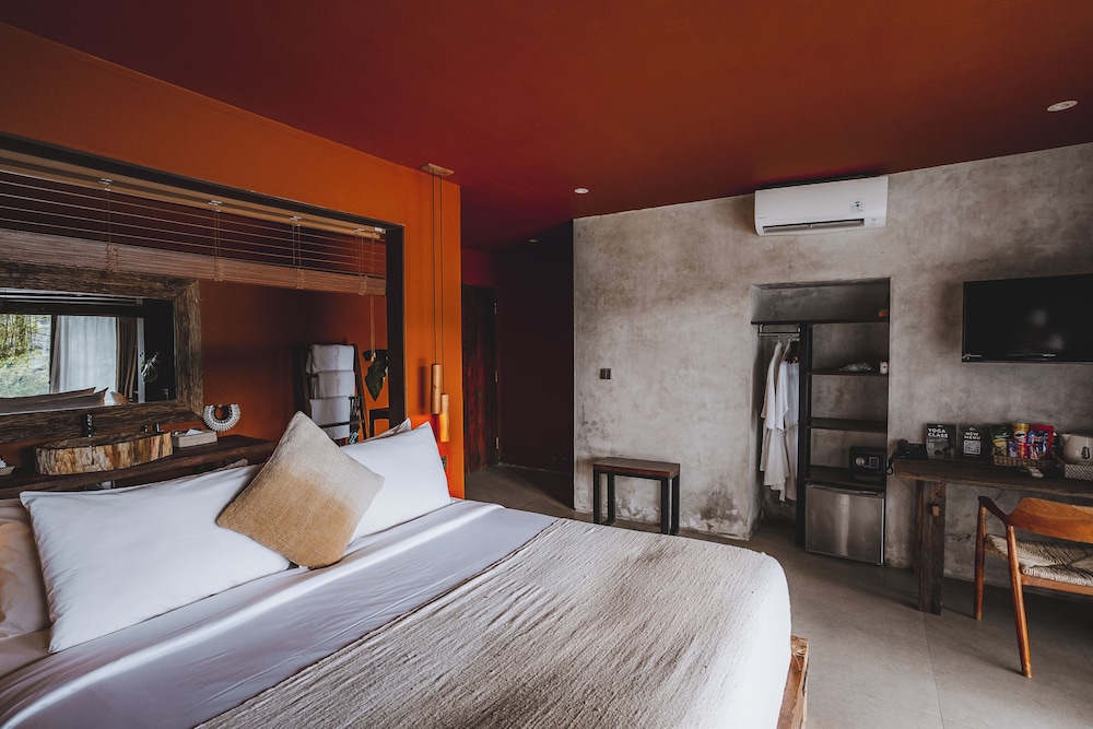 Premier, Suite, King Bed, Hill View