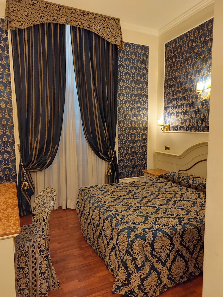 ROOM, SINGLE