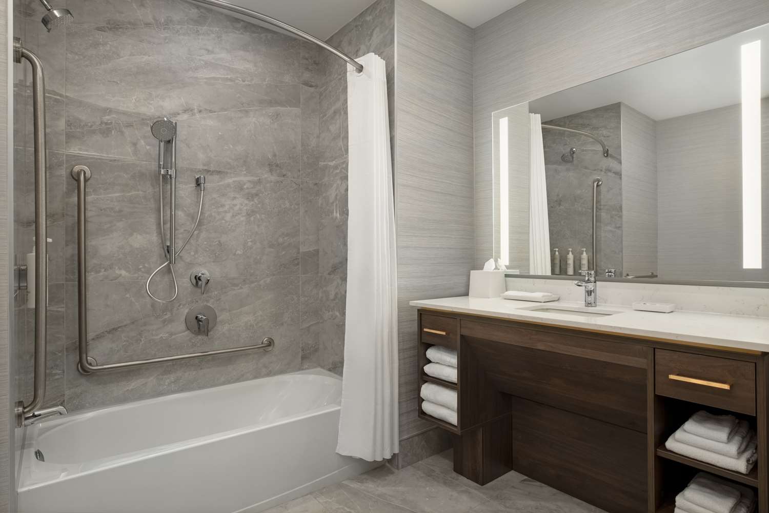 Suite, Queen Bed, Sofa, Bathtub, Accessible