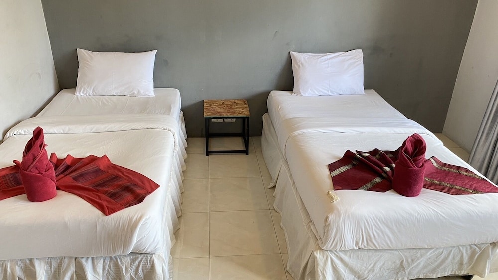 Laem Din Hotel 8/16