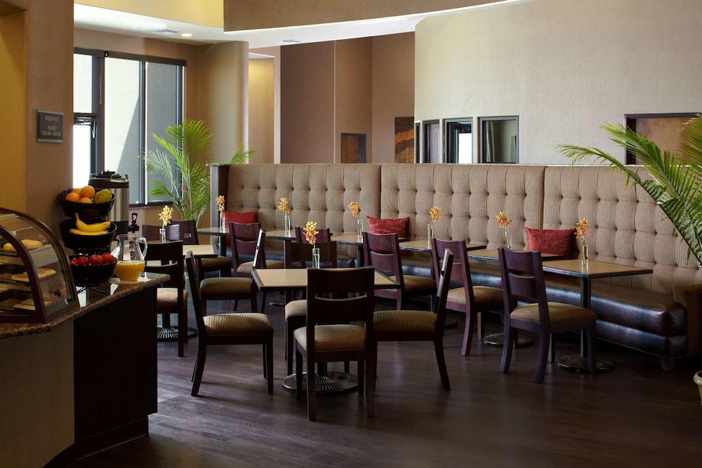 Best Western Plus Lackland Hotel & Suites 26/34