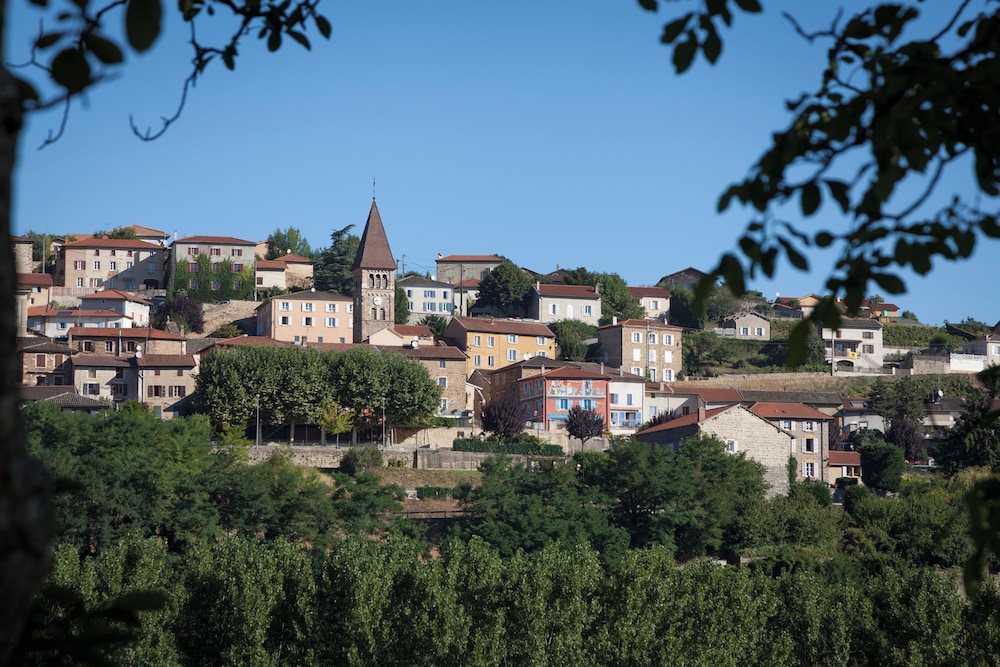 AUBERGE DE CLOCHEMERLE 46/54