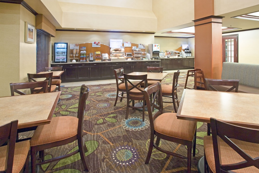 Holiday Inn Express and Suites Minot 39/50
