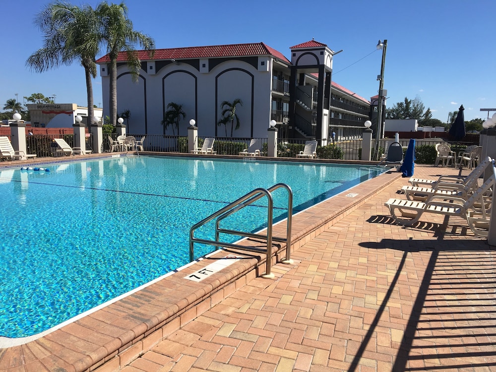 Days Inn by Wyndham Fort Myers 5/31