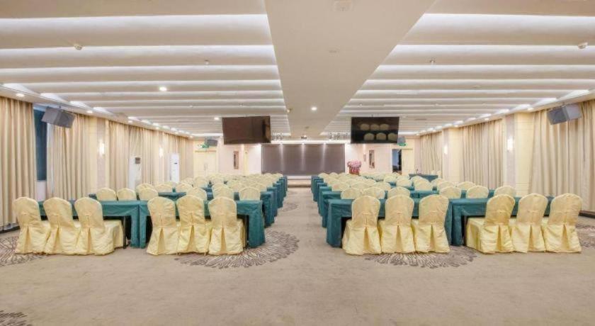 Vienna Hotel Huizhou (Huabianling Square Branch) 44/50
