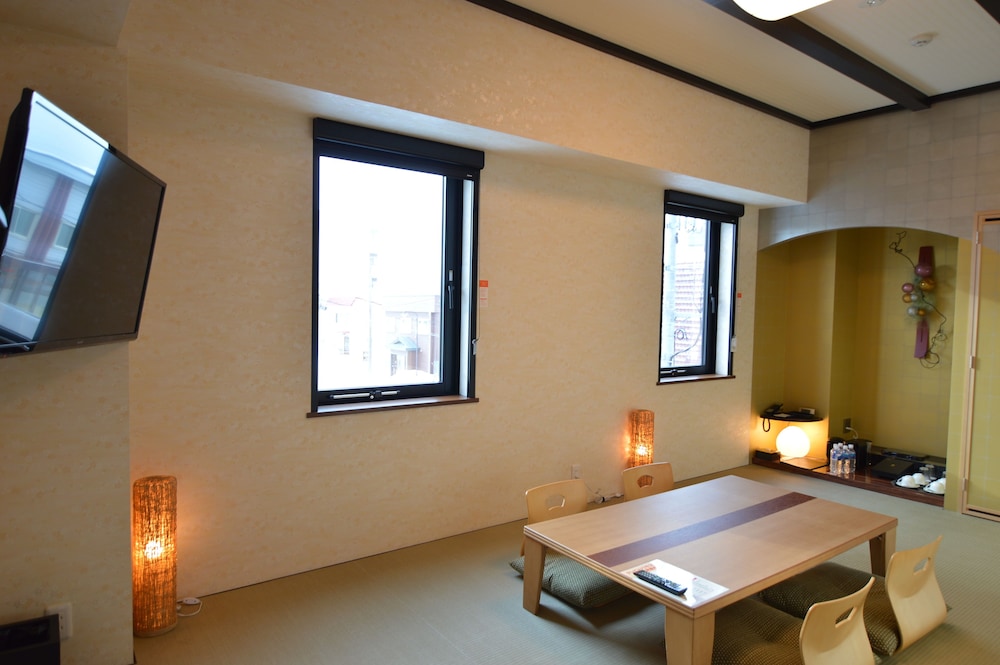 Queen's Hotel Chitose 37/58