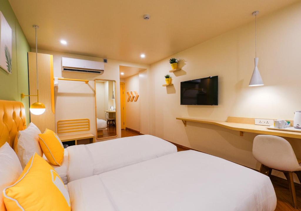 Bloom Hotel - Golf Course Road, Sector 43 14/42