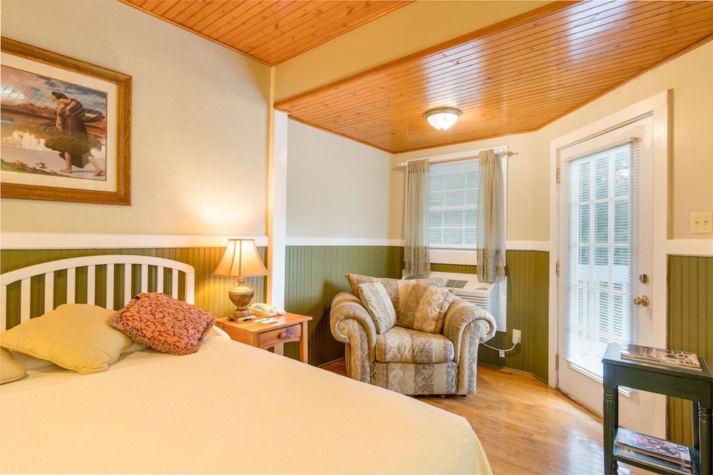 Highland Lake Inn & Resort 27/77