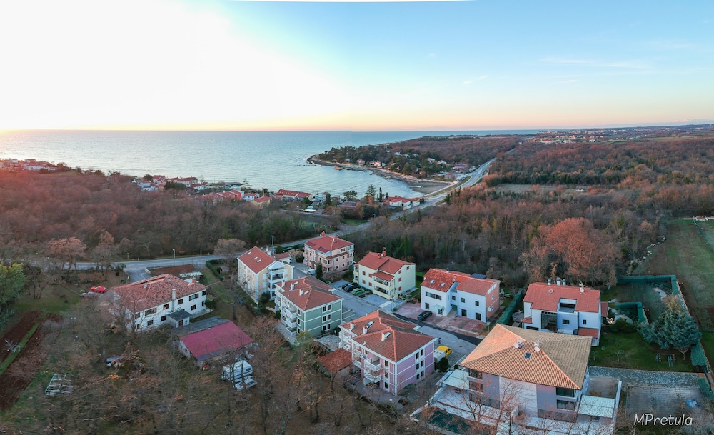 APARTMENTS AND ROOMS DEGRA 39/49