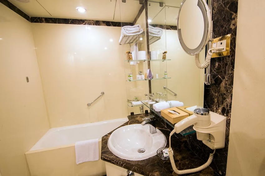 DELUXE KING ROOM