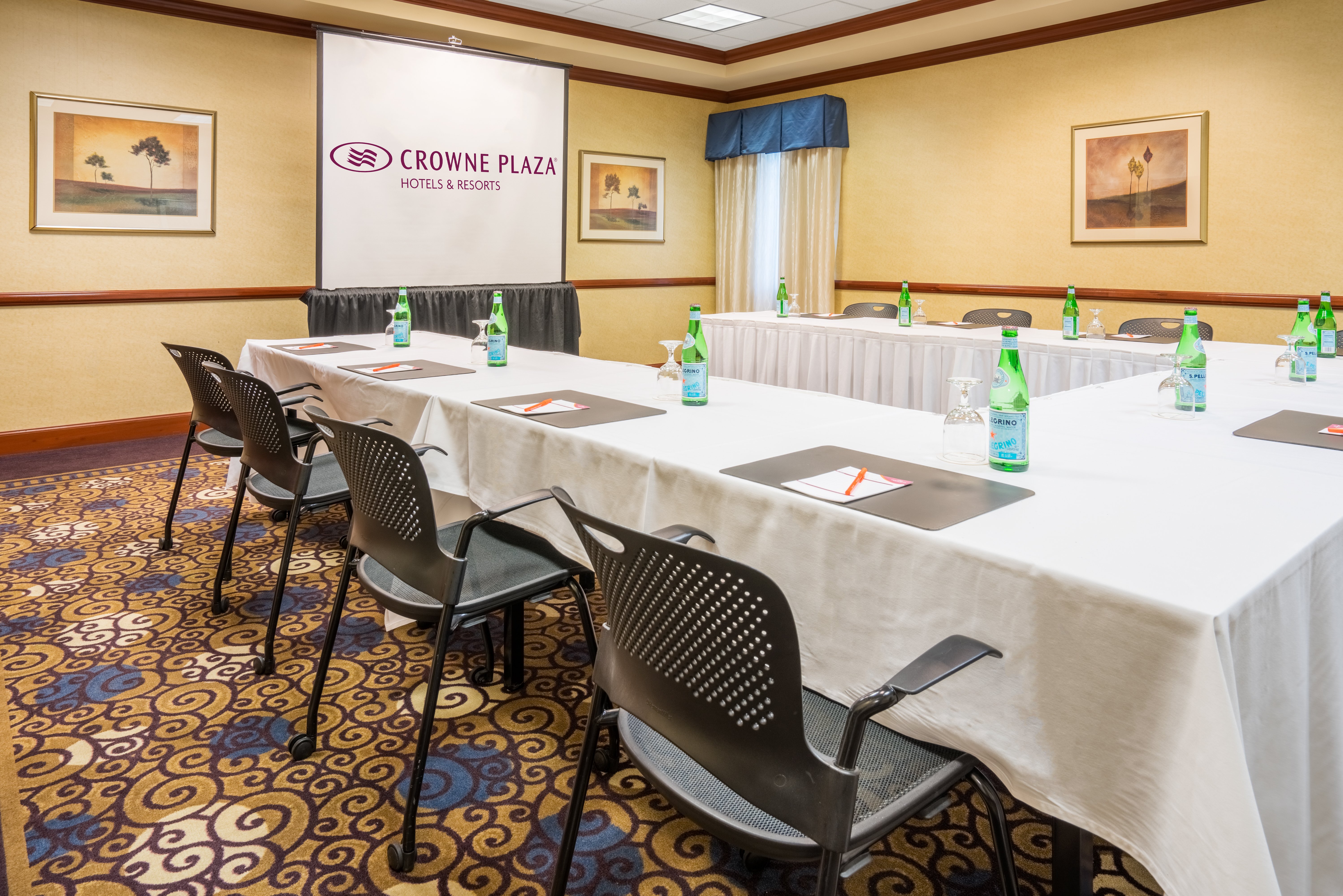 Crowne Plaza Suites Pittsburgh South 72/76