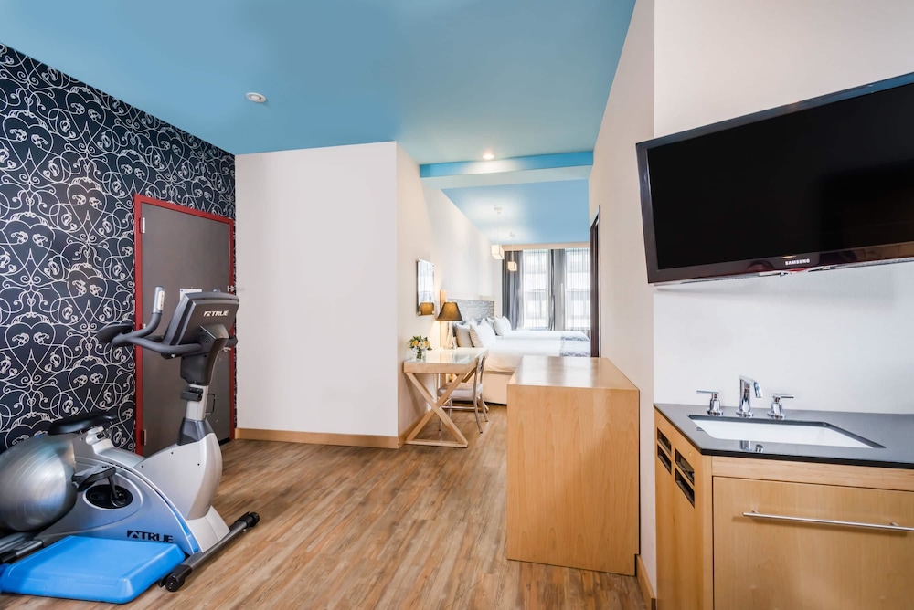 TRYP by Wyndham New York City Times Square Midtown 40/44