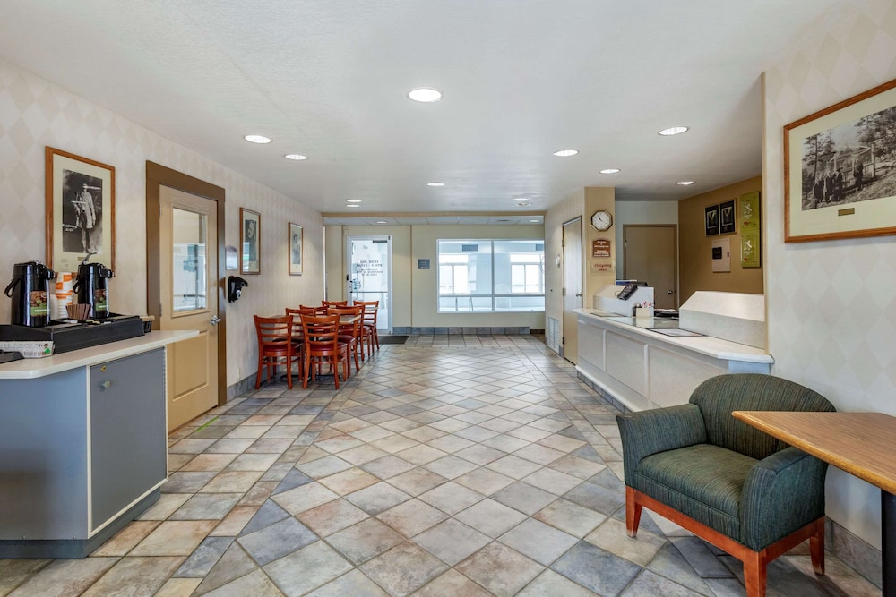 Econo Lodge Belle Fourche, SD 9/36