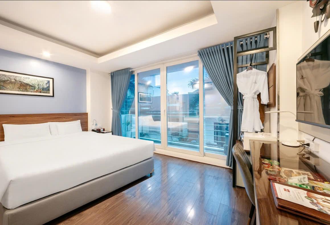 Deluxe, Queen Bed, No City View