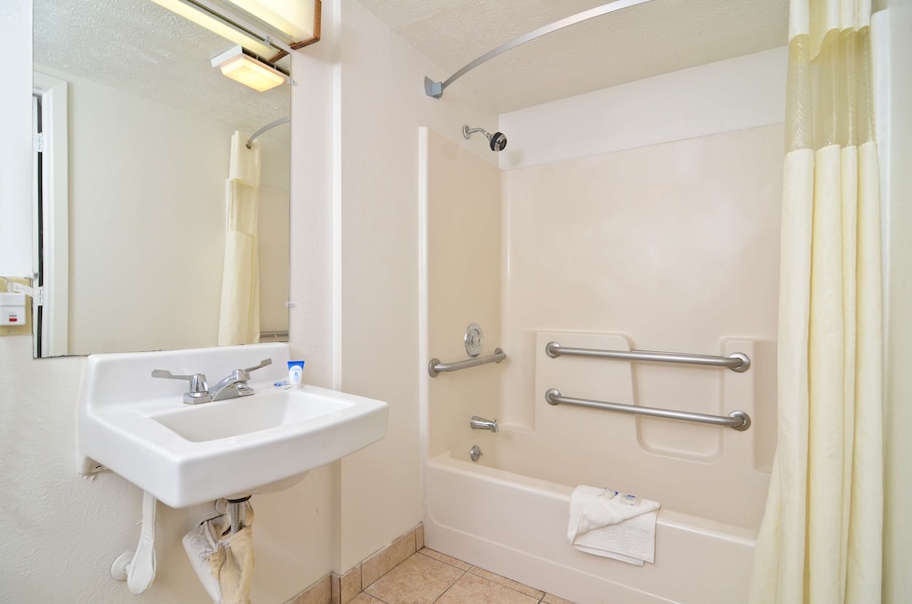 Americas Best Value Inn Lincoln 8/34
