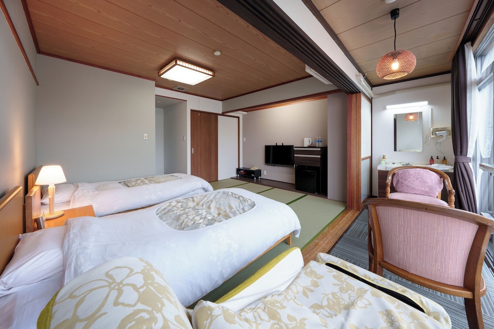 Japanese, Universal, Twin Beds, 3 Beds, River View