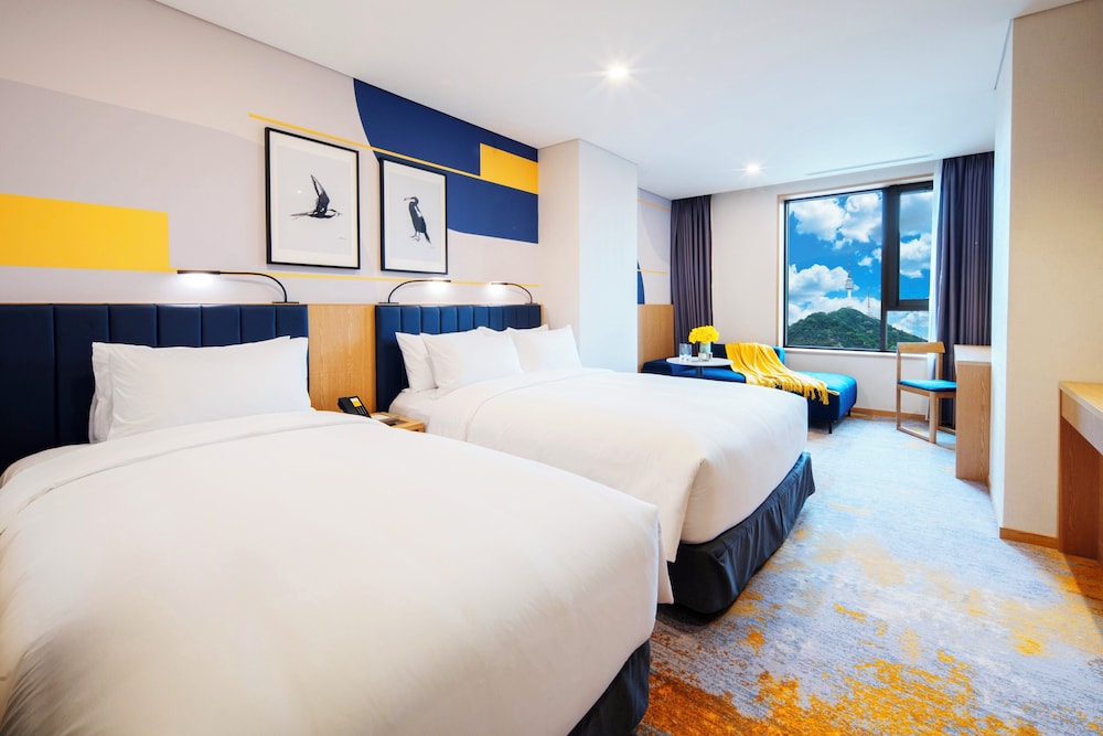 Premium, Queen Bed, City View