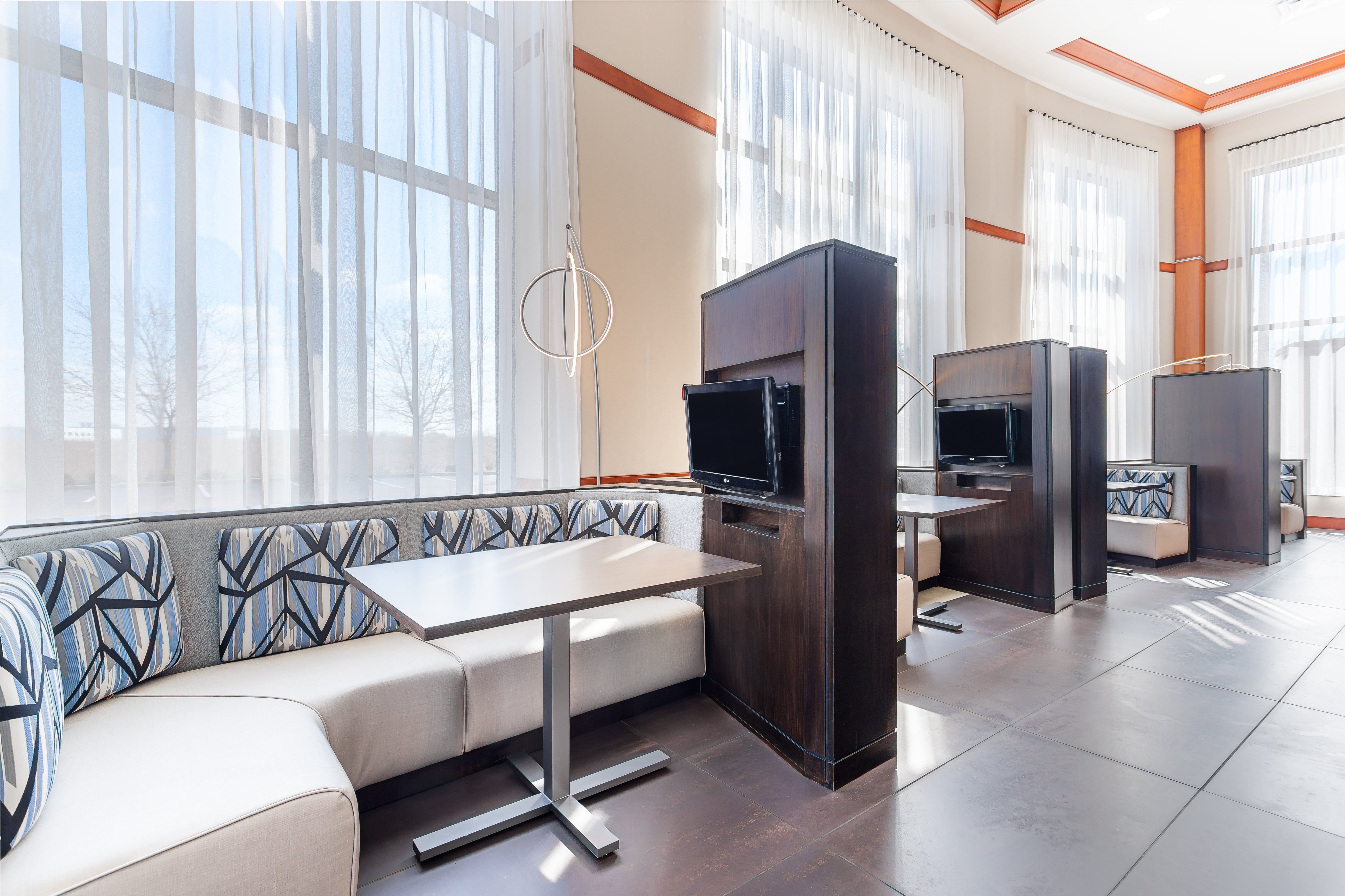 Holiday Inn Express Hotel And Suites Columbus Edinburgh 43/46
