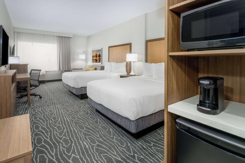 La Quinta Inn and Suites by Wyndham Valdosta 10/35