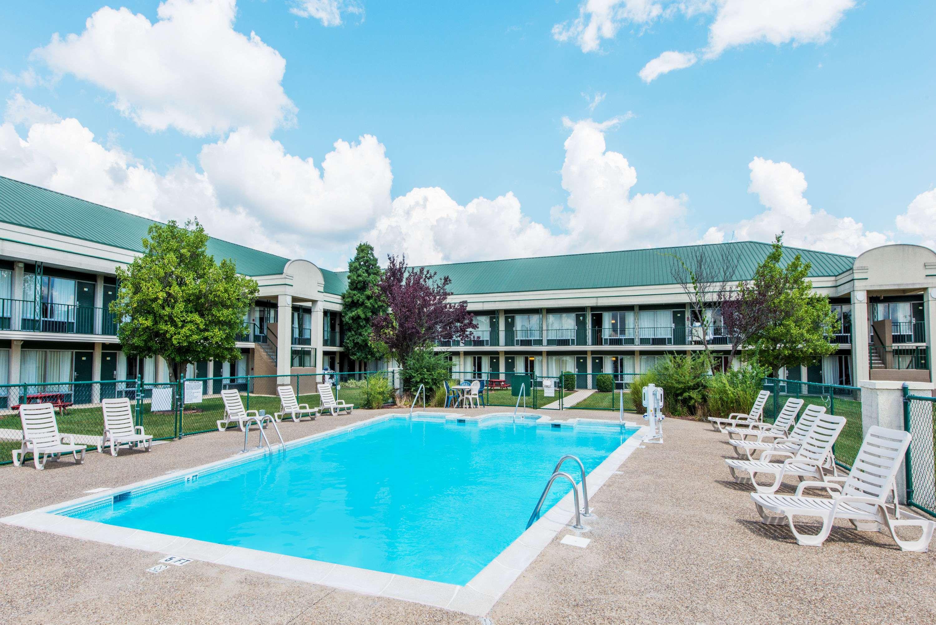 Days Inn by Wyndham Elizabethtown 15/16