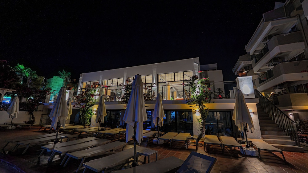 Begonville Hotel 2/50