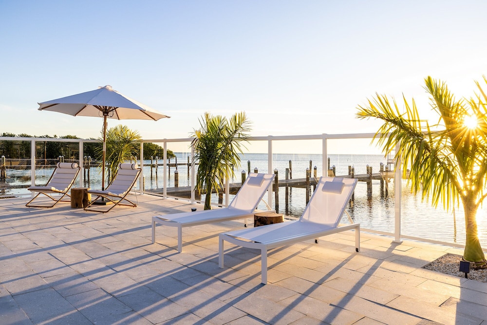 Pines Palms Resort 63/73