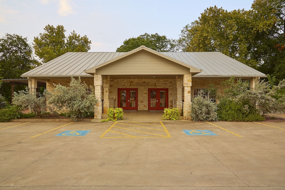 Fredericksburg Inn And Suites 50/53