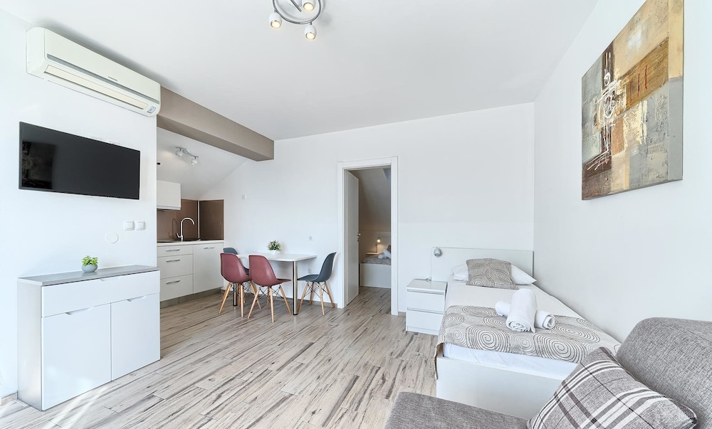 Stipe Aparthotel 48/81
