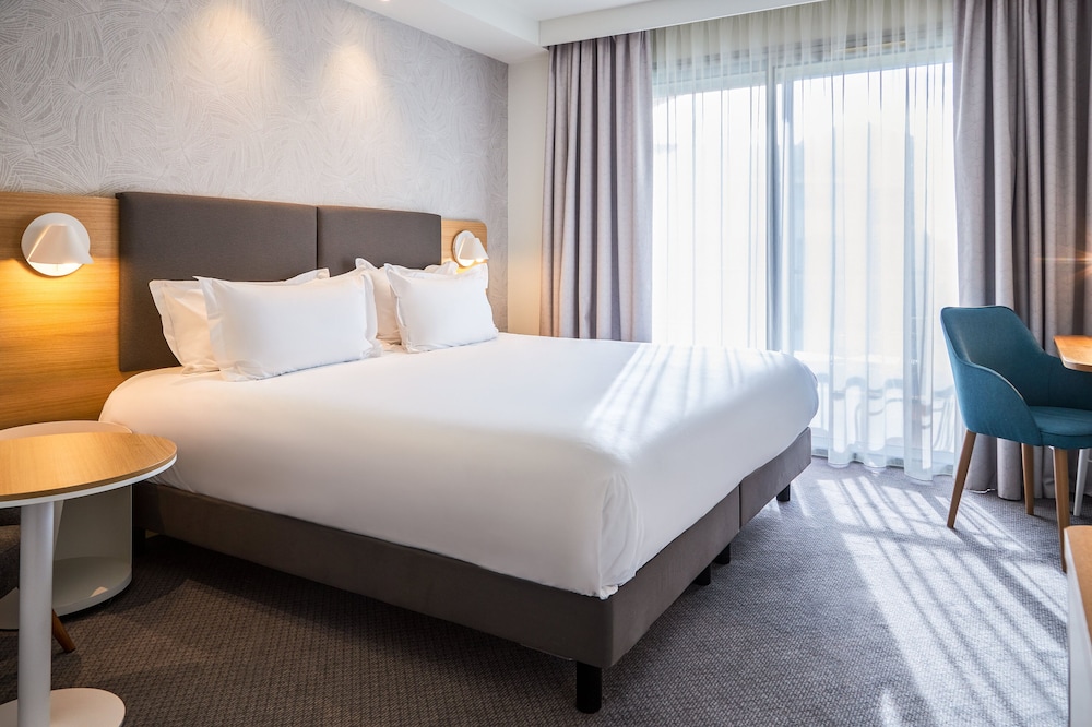 SUITE, KING BED, POOL VIEW, BALCONY