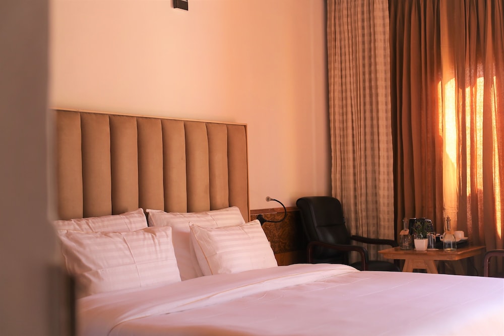 Hotel Cho Palace 12/26