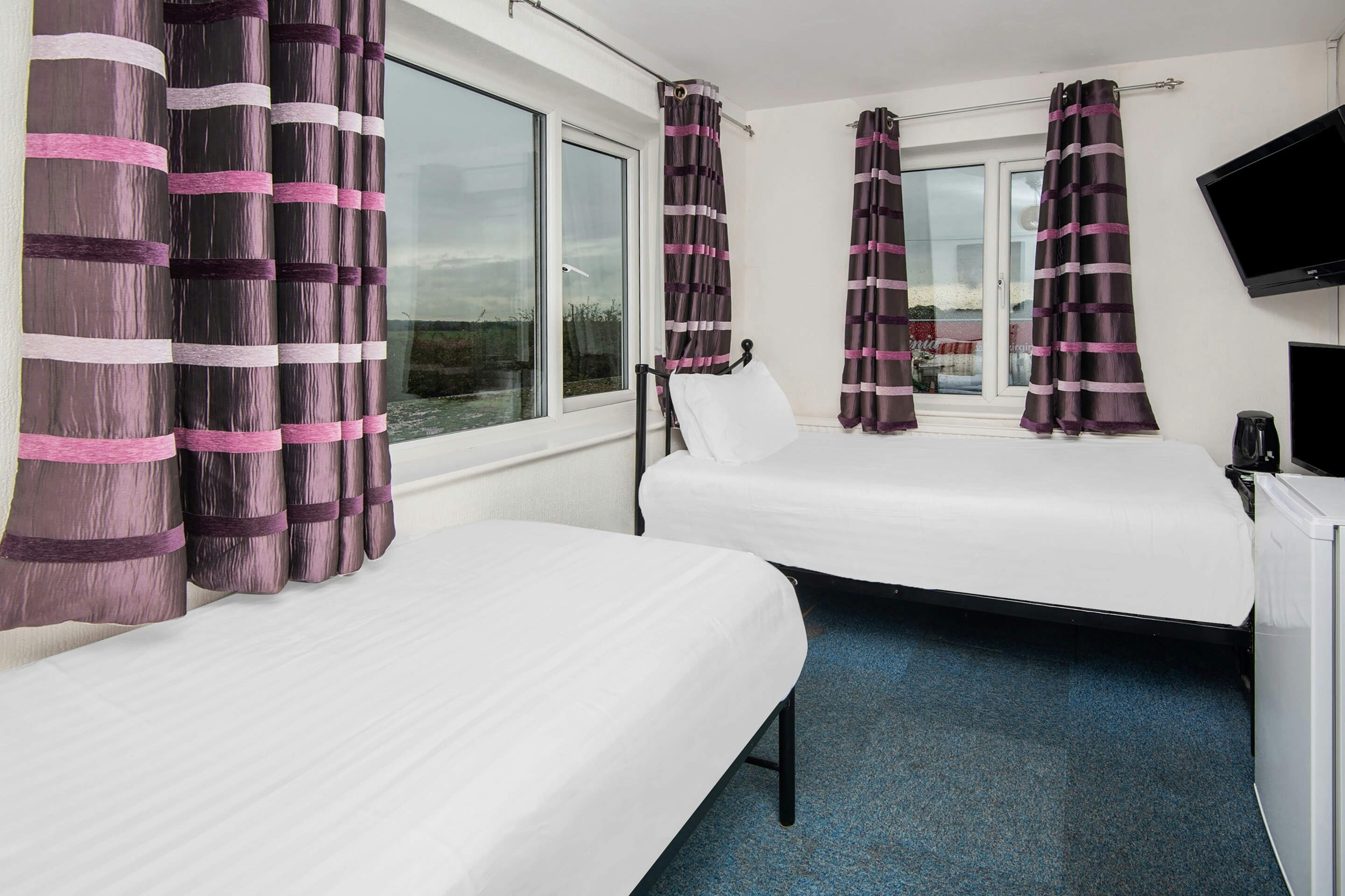 Standard Twin Room - Shared, OYO Chriss Motel 3/10