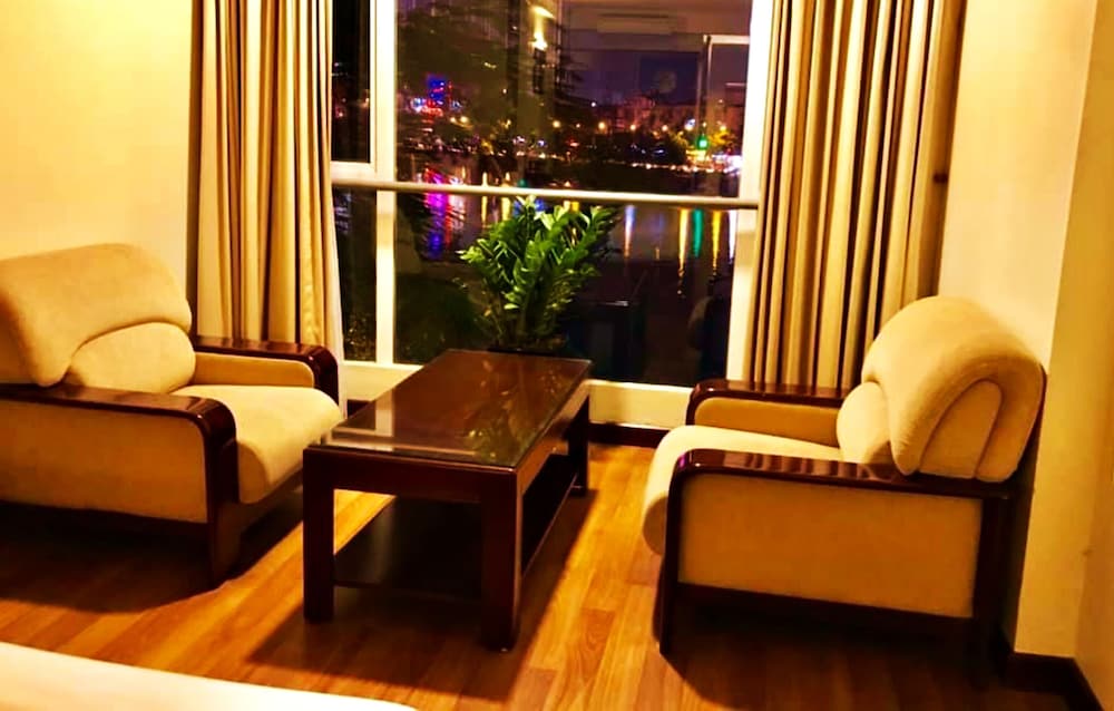 Regal Hotel 25/34